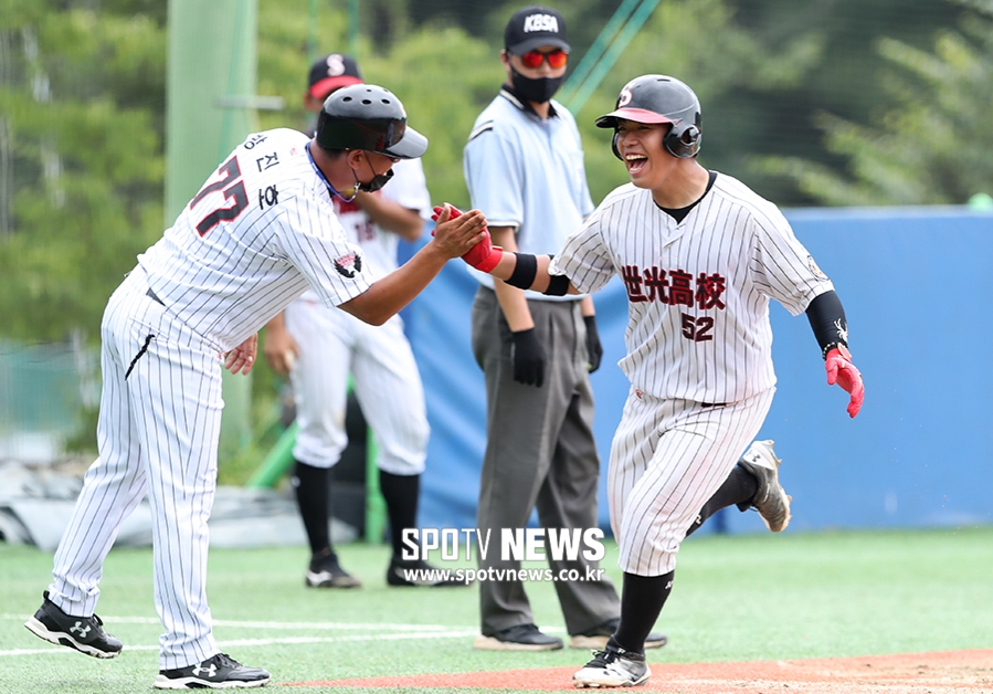 [포토S] 홈런 치고 기뻐하는 세광고 허성우