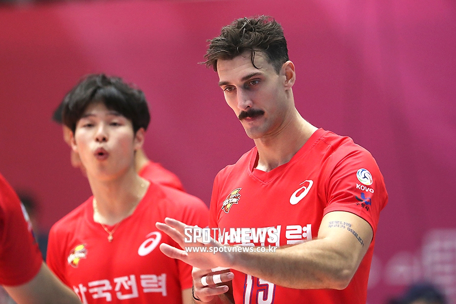 [포토S] 한국전력 러셀, 차분하게