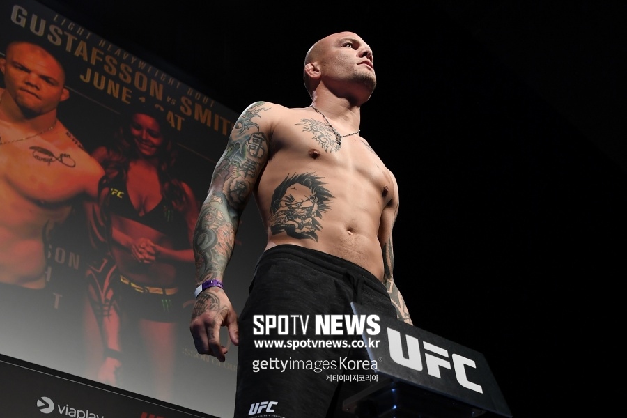 [UFC] 한때 존 존스 도전자…로 킥 2방에 무너졌다