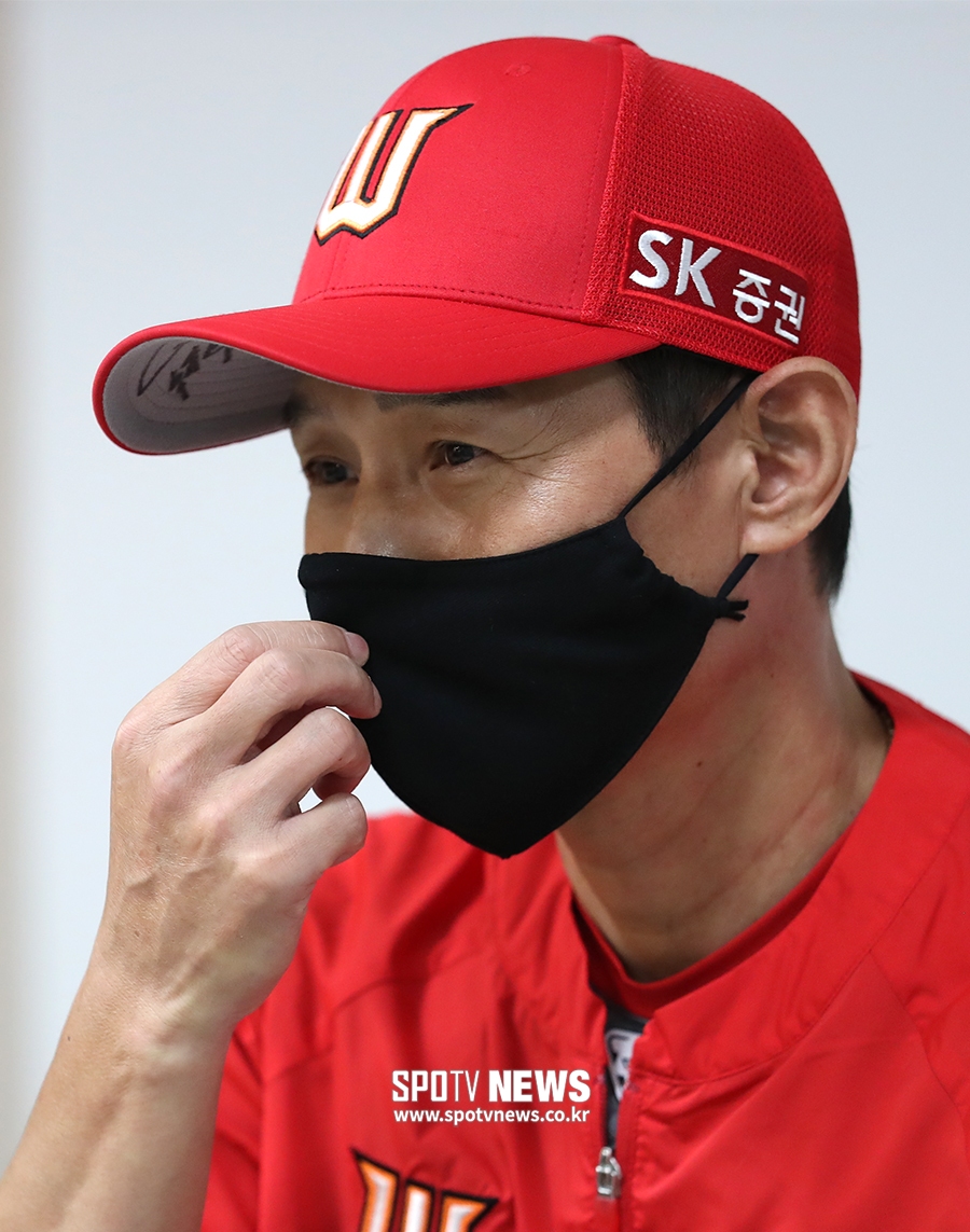 [포토S] 오랜만에 취재진과 만난 염경엽 감독