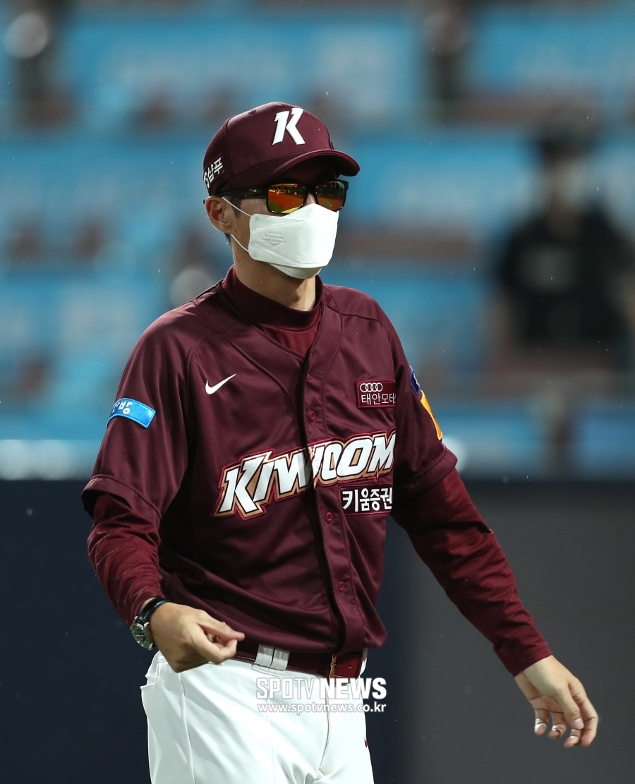 손혁 감독 "선발 조영건, 1000% 이상 해줬다"