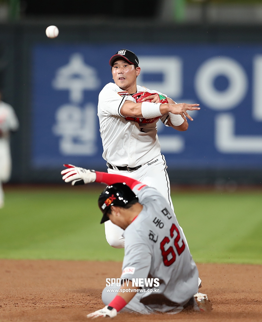 [포토S] 병살 시도하는 박경수