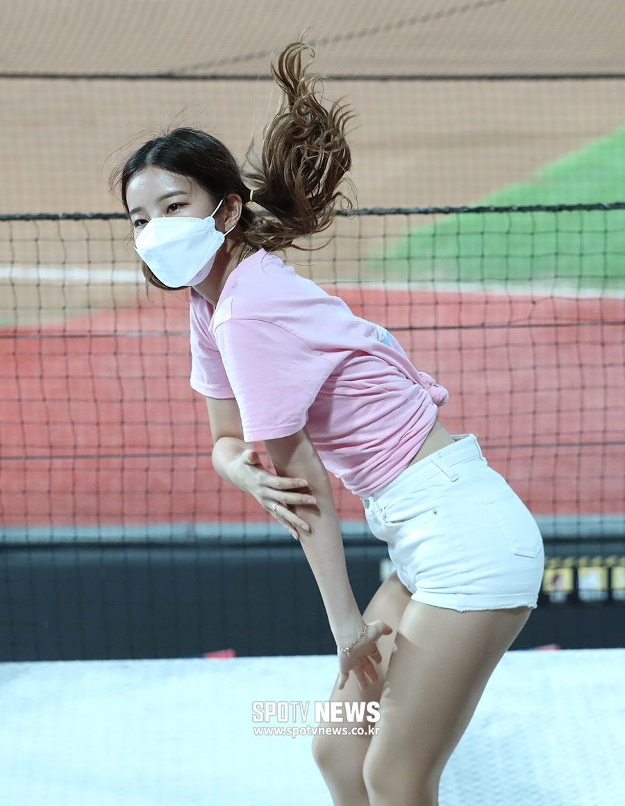 [포토S] KT 치어리더, 발랄한 춤사위