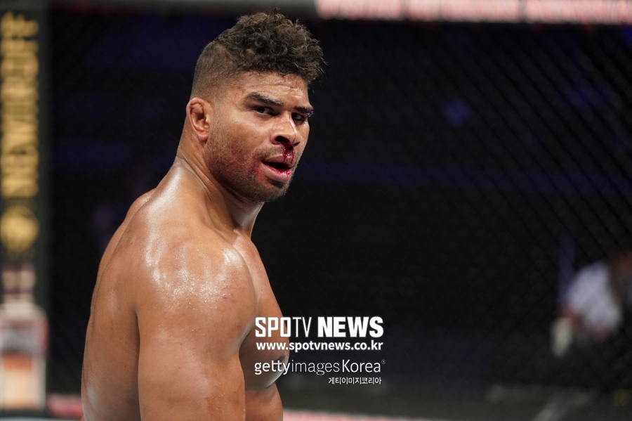 [오늘의 UFC(9/4)] 오브레임 "옛 동료 존스와 싸워 볼까?"