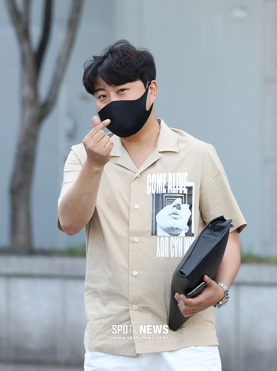 [포토S] 김호중, 트로트 팬들 마음 흔드는 손하트