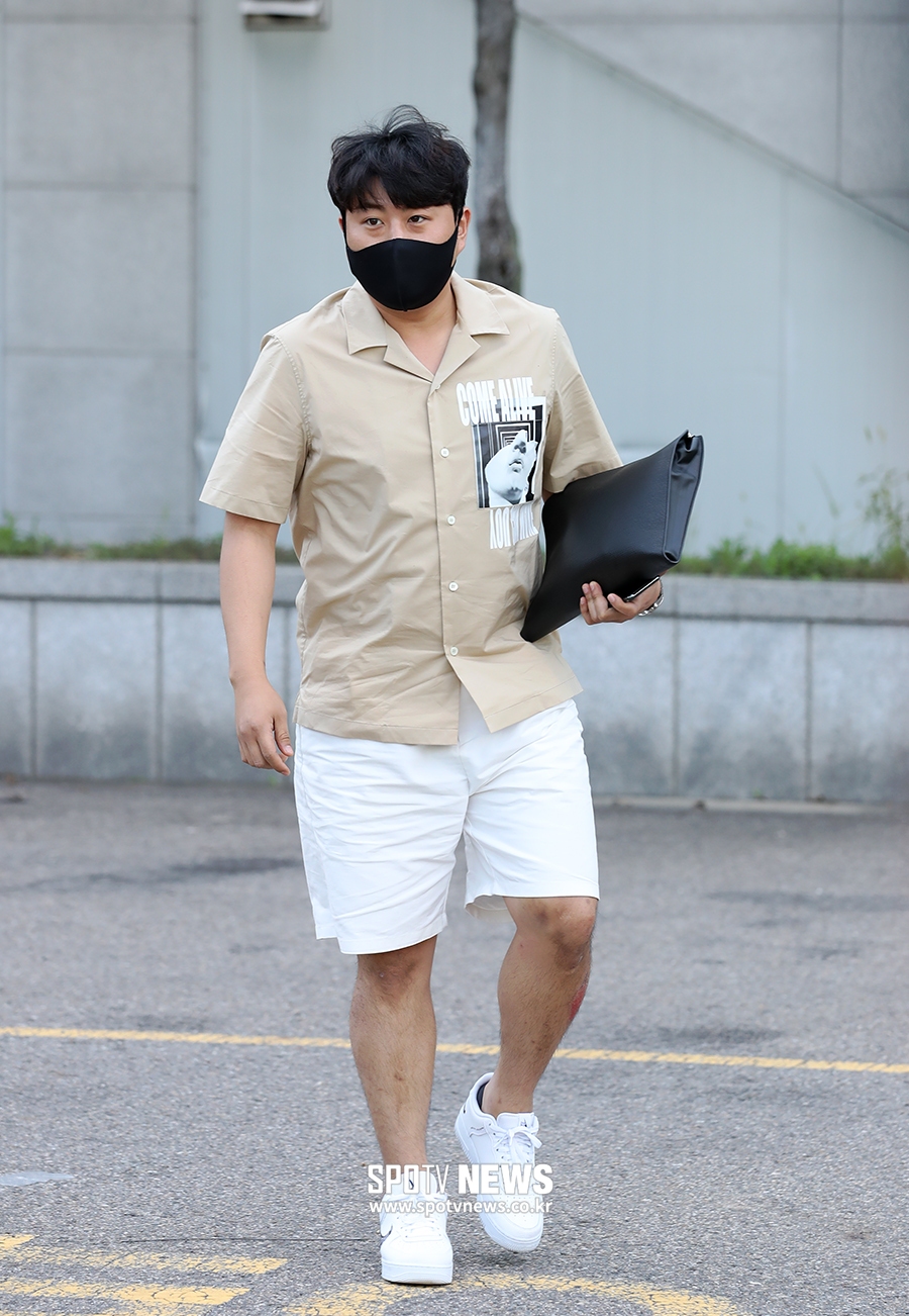[포토S] 취재진 앞에 선 '트바로트' 김호중