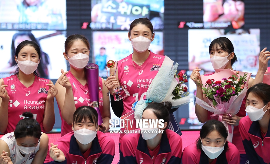 [포토S] 트로피 들고 포즈 취하는 김연경