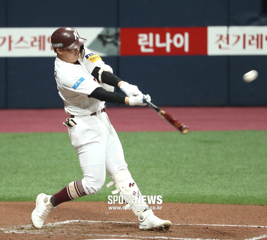 [포토S] 전병우, 도망가는 투런포 쾅!