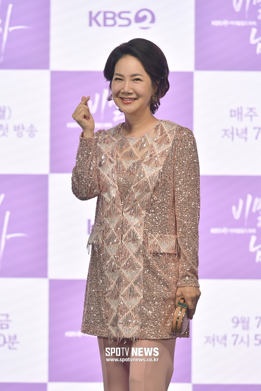 [포토S] 양미경, 수줍게 애교 하트