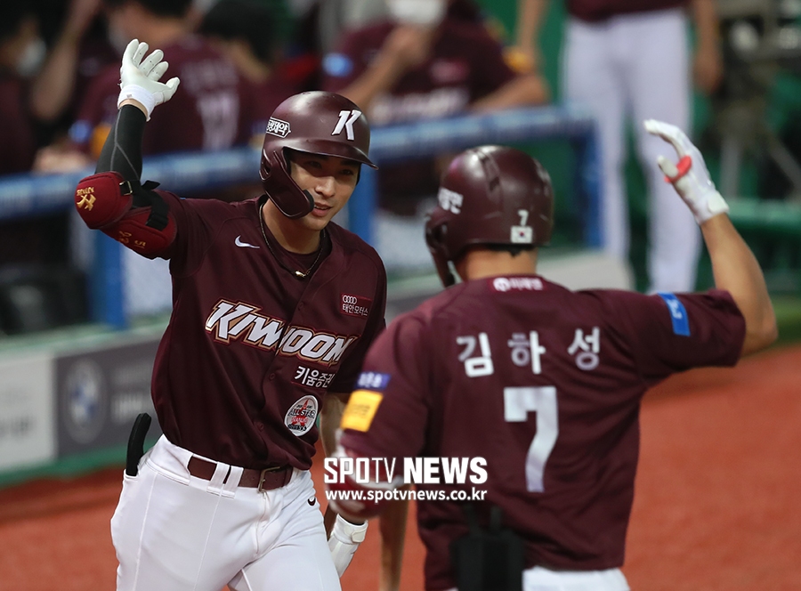 [포토S] 김하성 환영하는 이정후