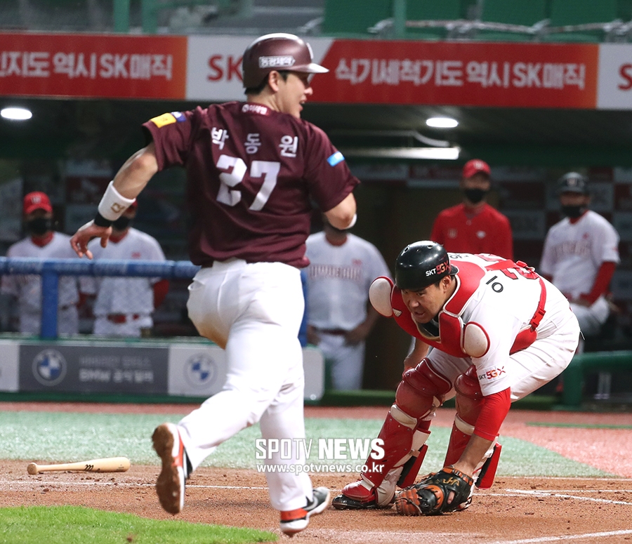 [포토S] 로맥 악송구에 공 놓치는 이재원
