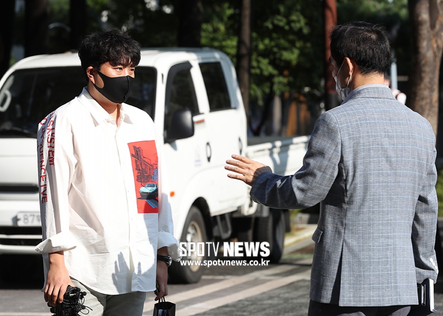 [포토S] 구청 관계자와 대화 나누는 김호중