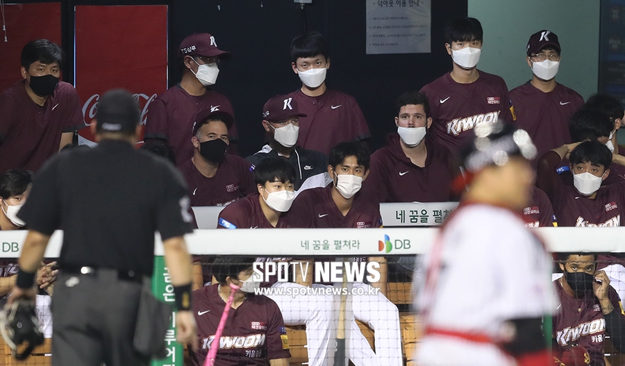 [포토S] 더그아웃에서 불만 표시해 주심에게 경고 받는 브리검