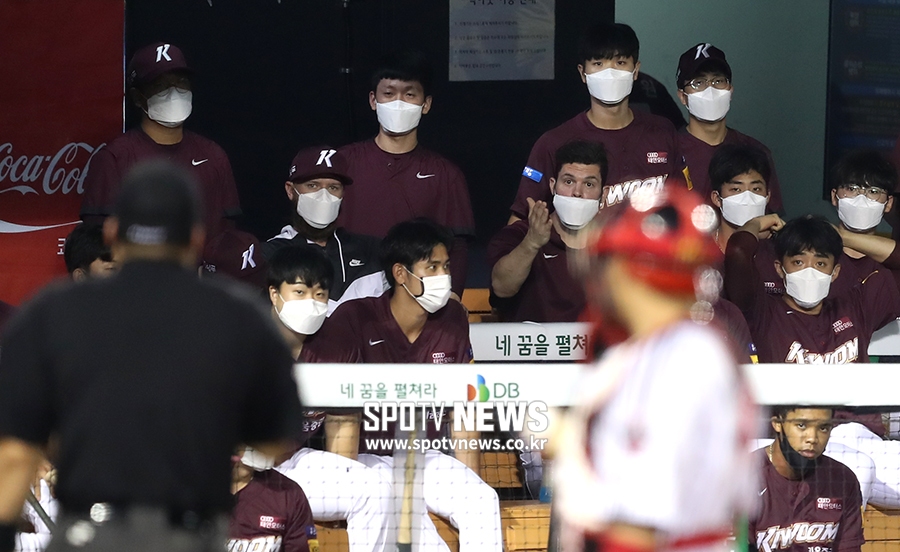 [포토S] 브리검, '체크스윙 판정해야죠'