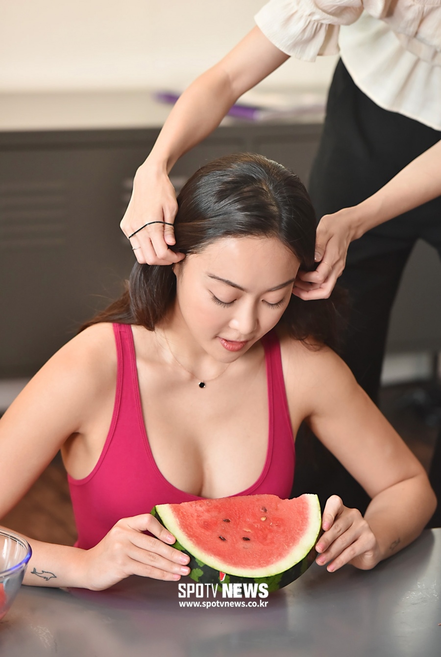 [LIVE 포토]미스맥심 윤수연, 머리카락 한 올도 세심하게
