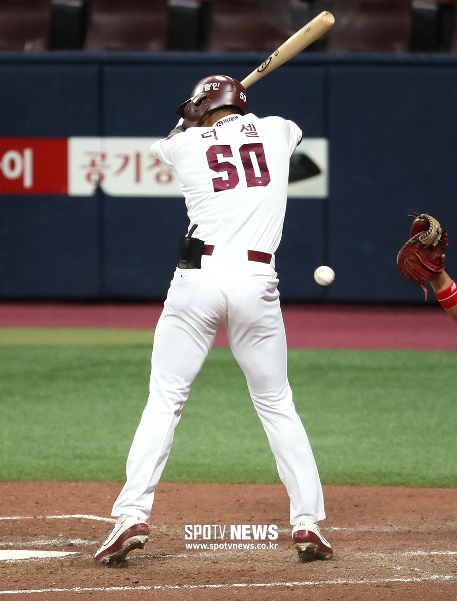 [포토S] 갈비뼈에 공 맞는 러셀