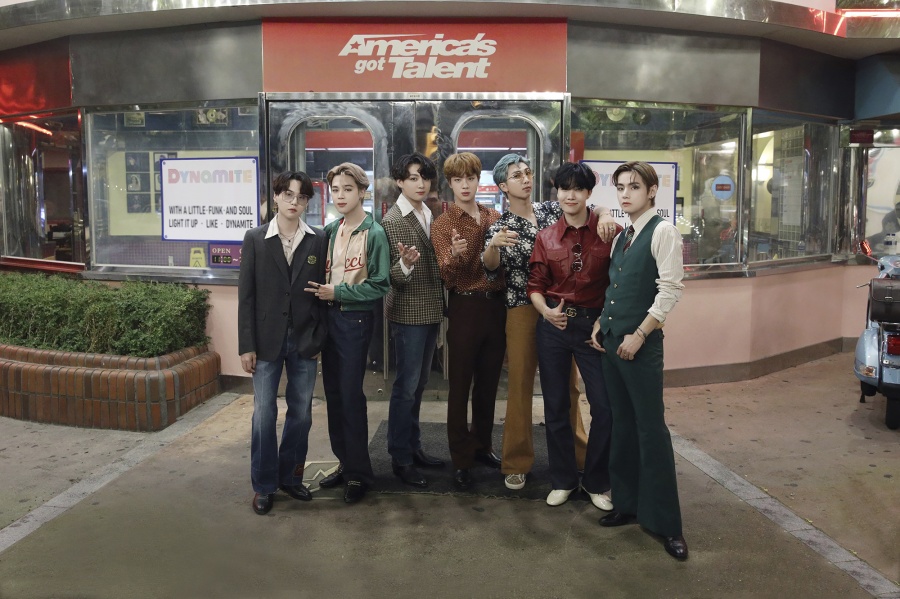 방탄소년단, '아메리카 갓 탤런트' 특별 무대…"글로벌 팝 슈퍼스타"