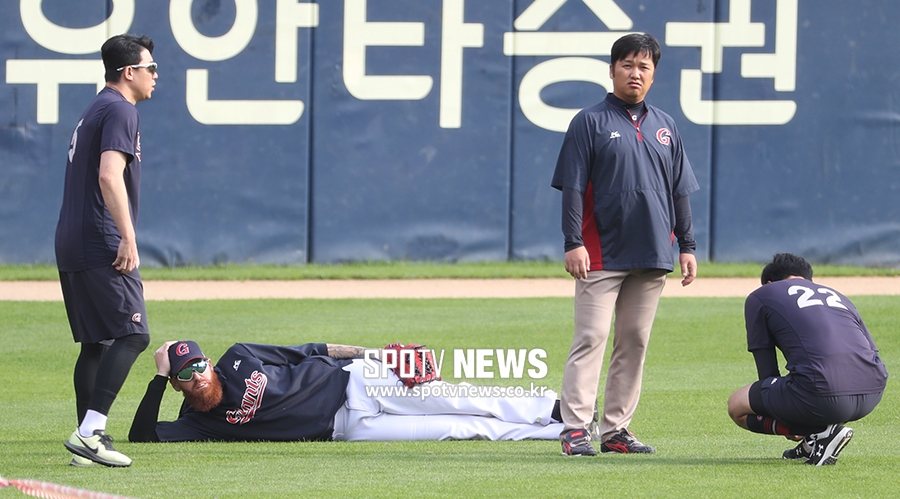 [포토S] 스트레일리, 집에서 TV 보는 자세
