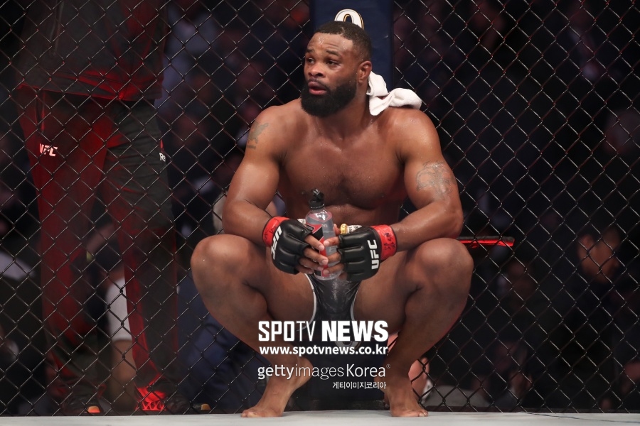 전 UFC 챔프 우들리, 코빙턴에게 완패…생애 첫 3연패