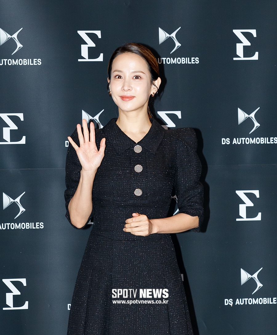 [포토S] 손인사하는 조여정