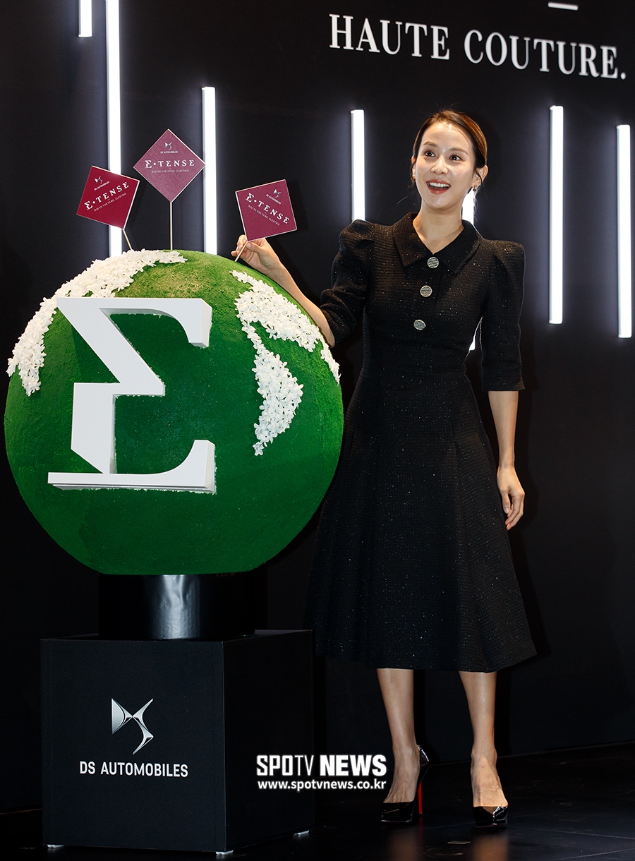 [포토S] 푸른 지구 앞에 선 조여정