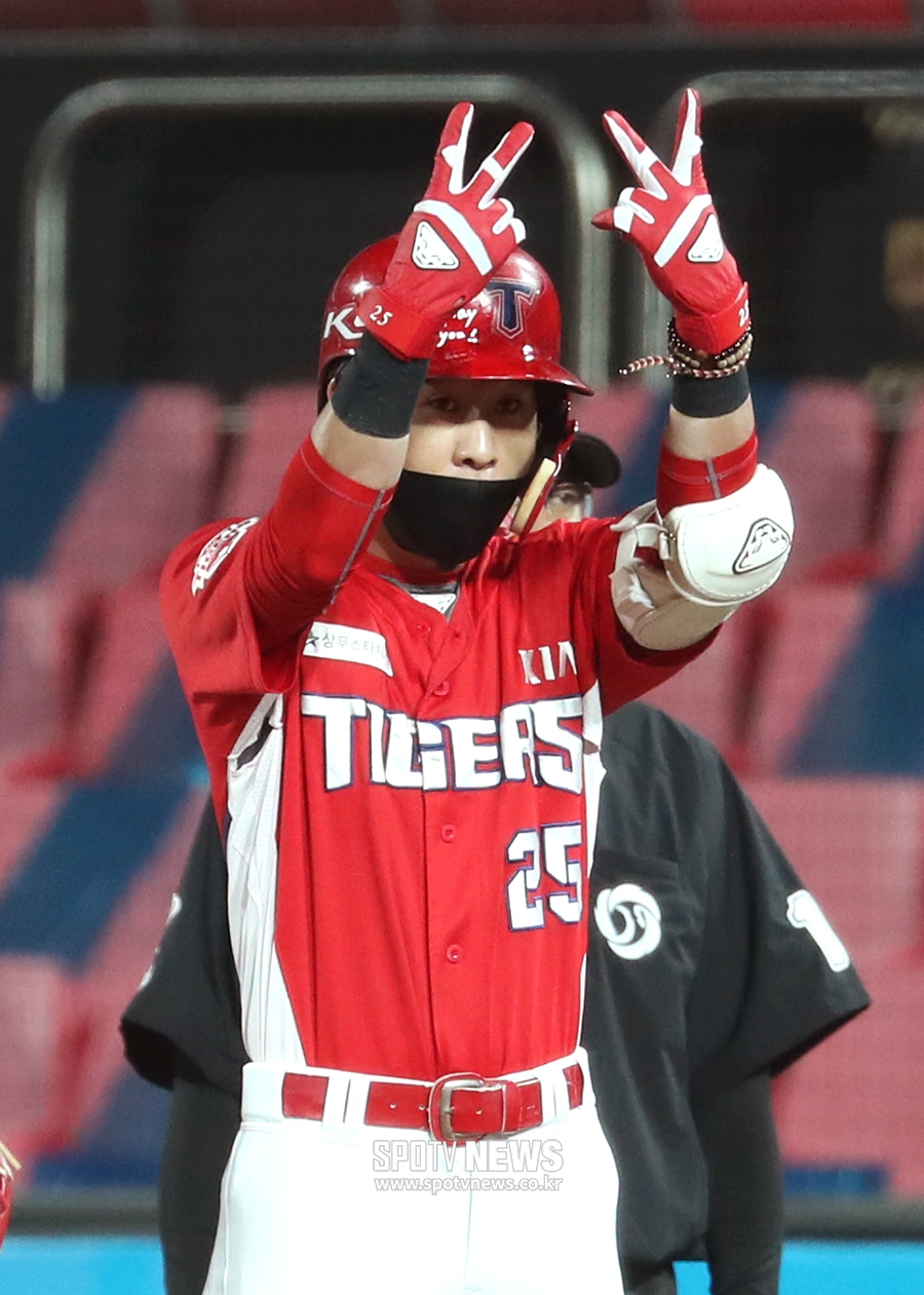 [포토S] 2타점 적시타 날린 박찬호