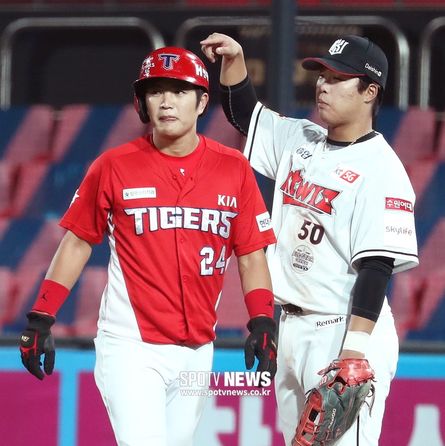 [포토S] 강백호, '민식이 형, 2루 밟고 돌아왔어야죠'