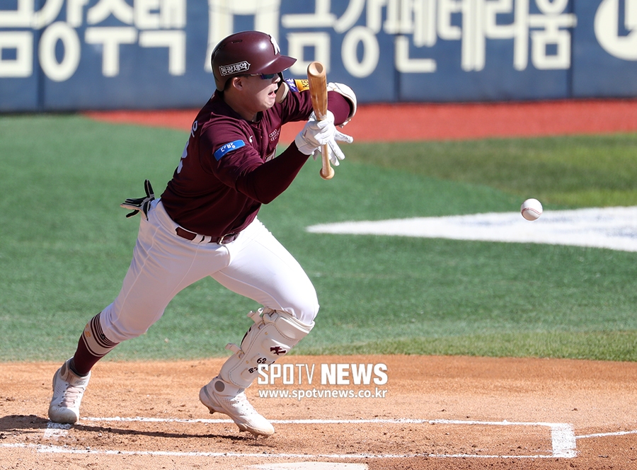 [포토S] 전병우, 기습 번트 안타 성공!