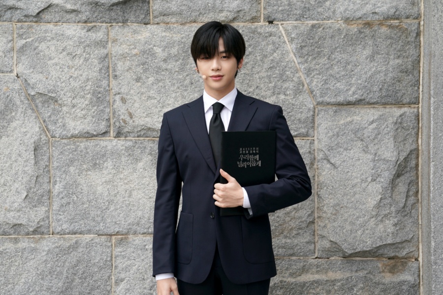강다니엘, 개천절 경축식 공식참석…정호승 '봄길' 낭송 '대중가수 유일'