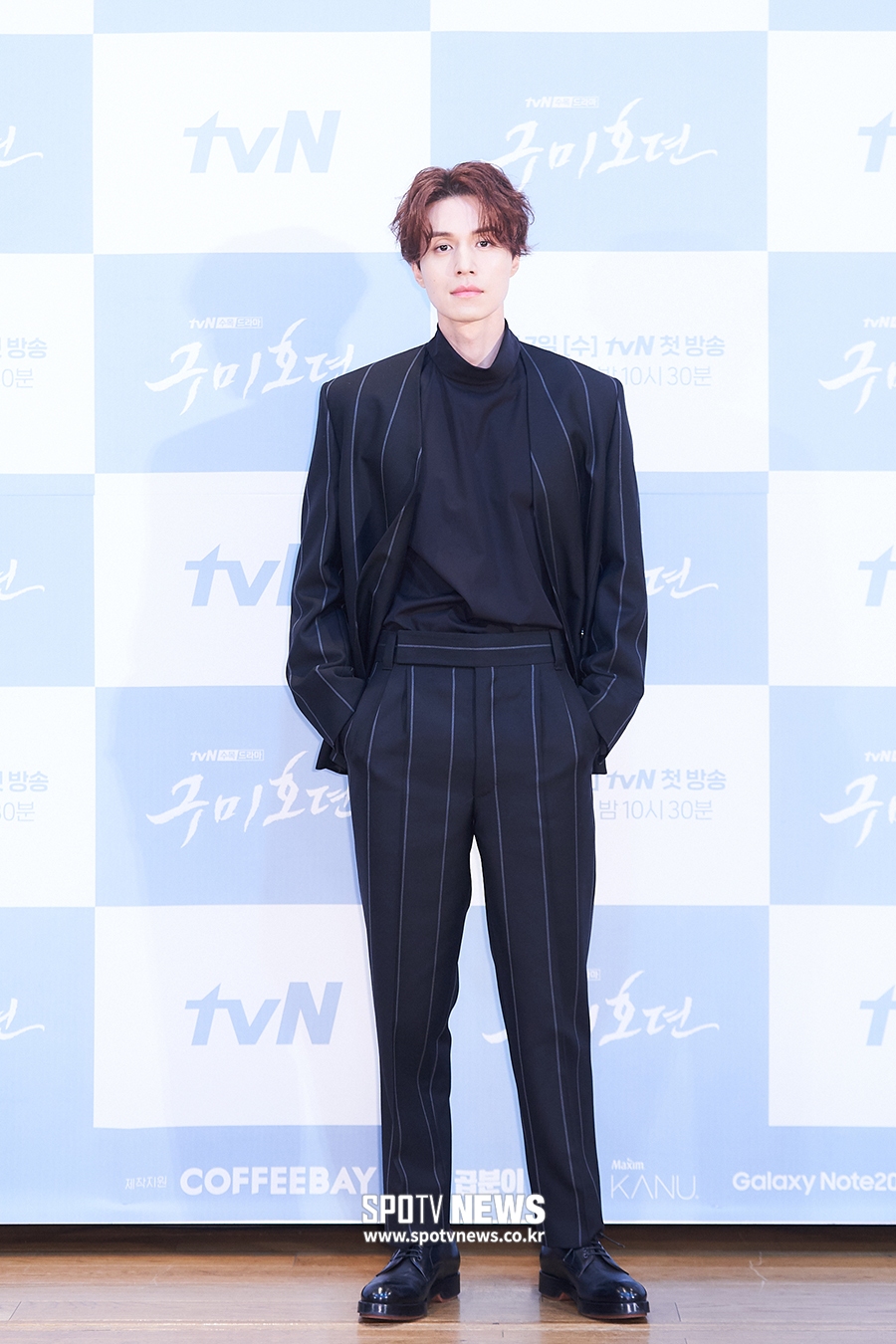 [포토S] 이동욱, 블랙 스트라이프 슈트 입고