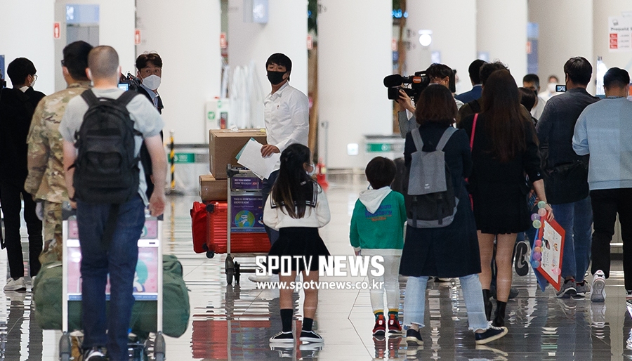 [포토S] 멀리서만 자녀들과 인사하는 김광현
