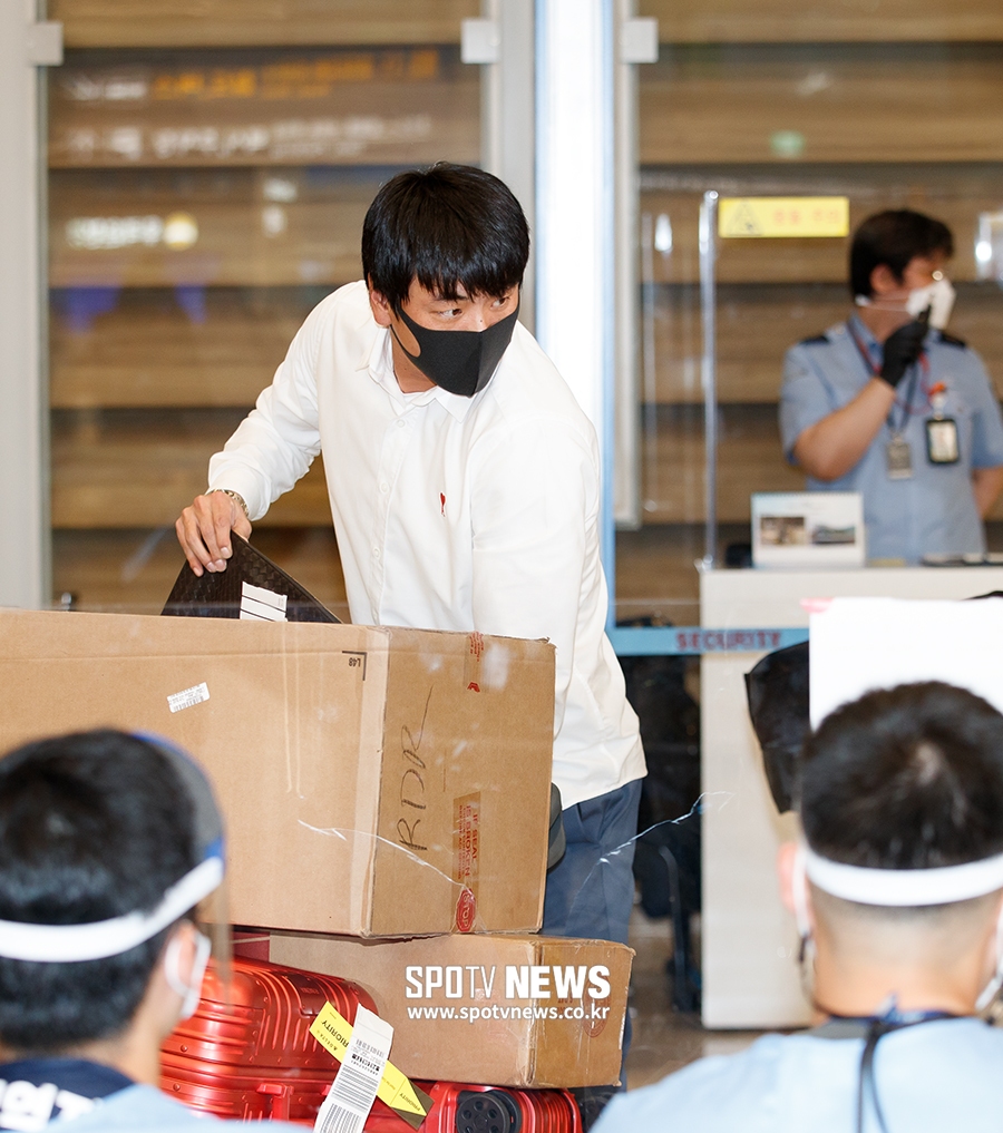 [포토S] 방역수칙 확인하는 김광현