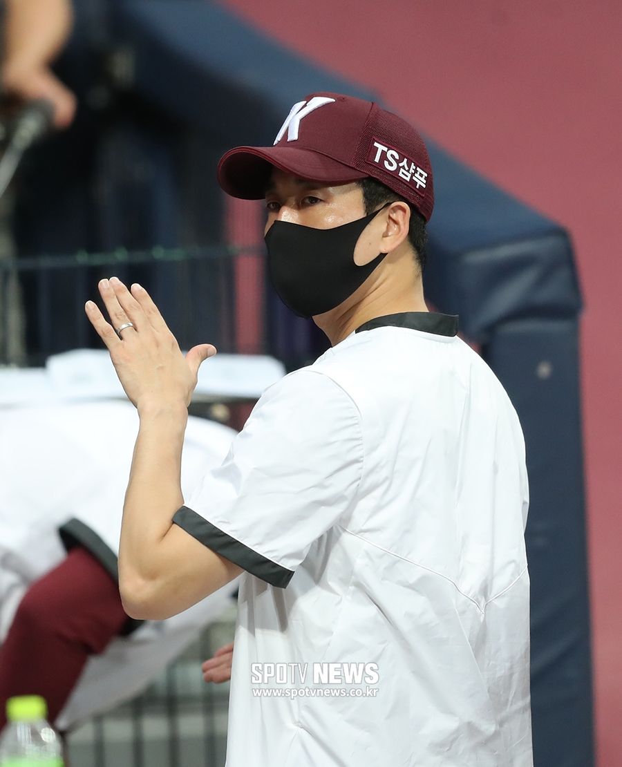 [포토S] 사령탑 첫 경기에 나선 김창현 감독 대행