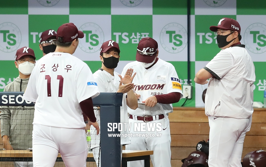[포토S] 조상우에게 박수 보내는 김창현 감독 대행