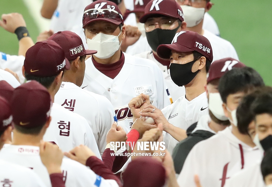 [포토S] 러셀, '감독 대행 첫 승 공 받으세요'