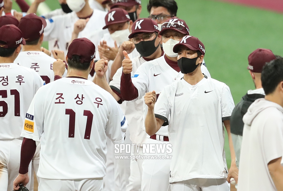 [포토S] 키움 이끌고 첫 승 거둔 김창현 감독 대행