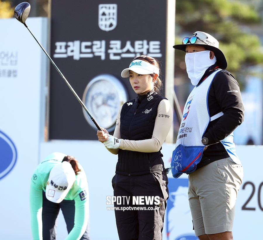 [포토S] 페어웨이 살피는 안소현