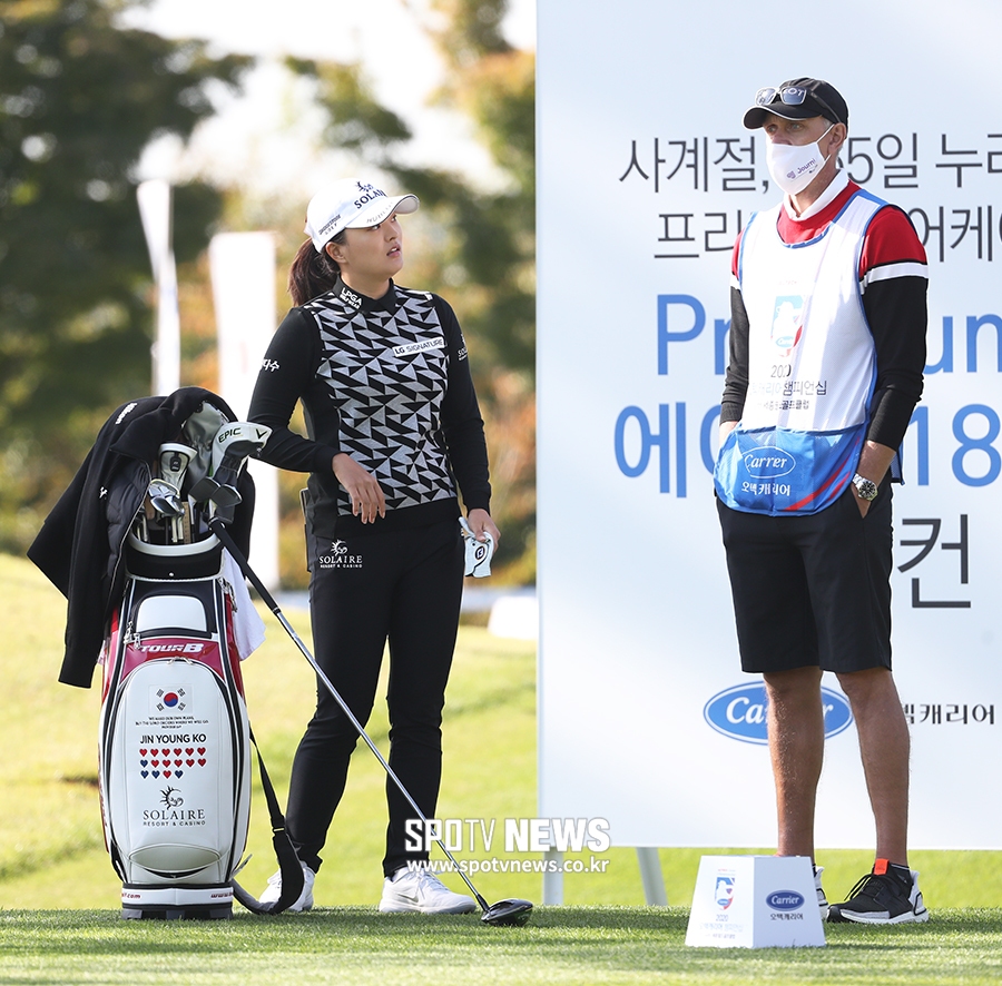 [포토S] 고진영, 캐디와 대화 나누며