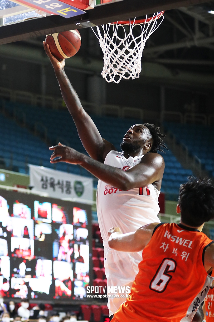 [포토S] 워니, 마크 피해 레이업!