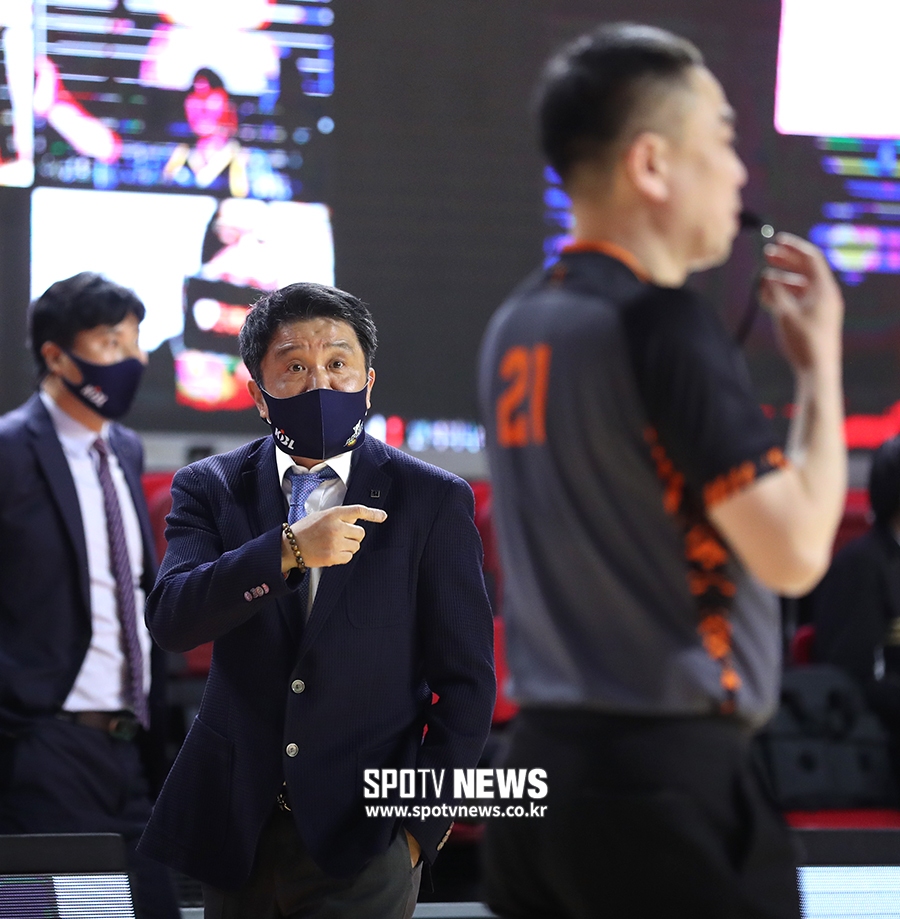 [포토S] 유도훈 감독, "먼저 잡았다니까?"