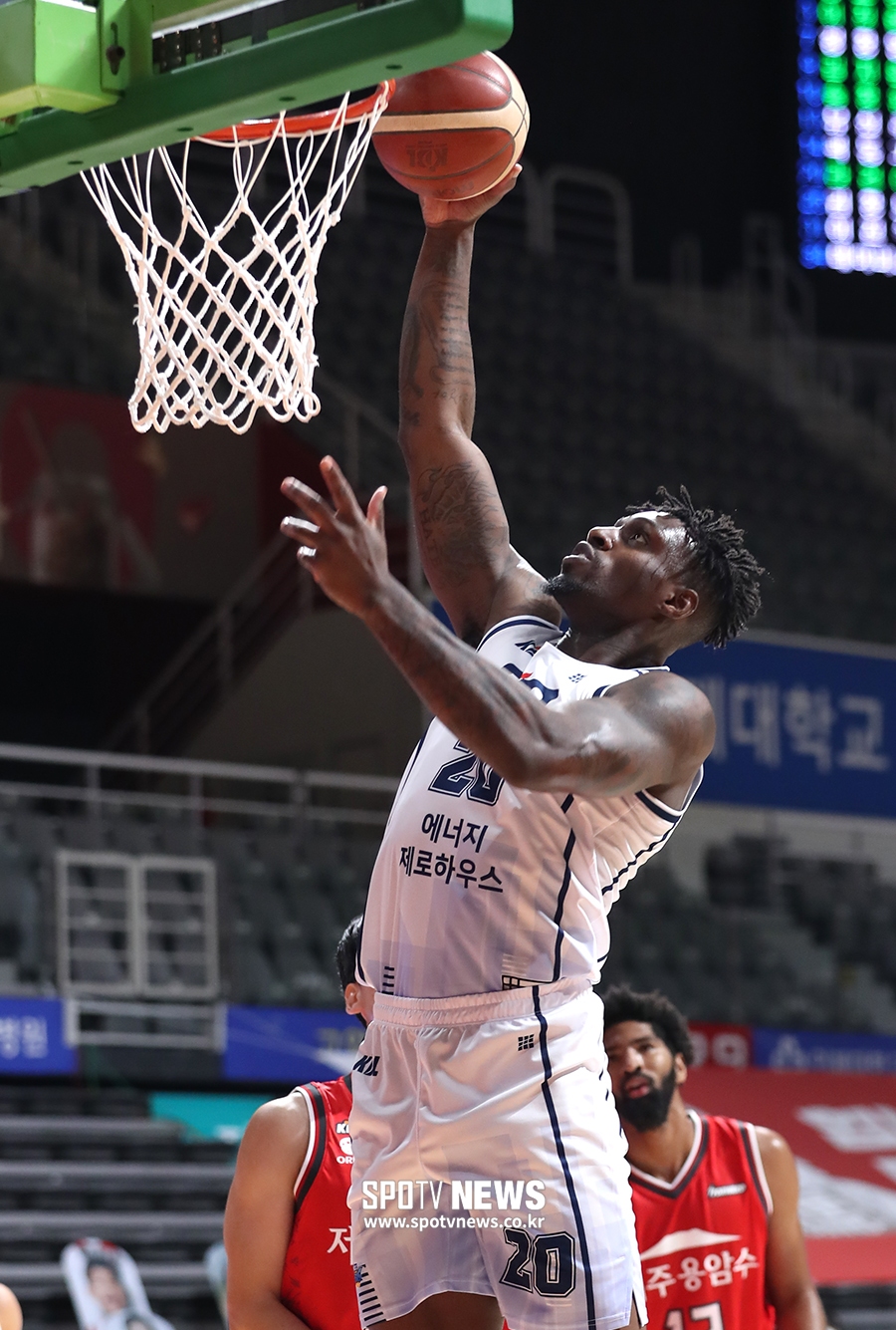 [포토S] 덩크슛하는 라건아