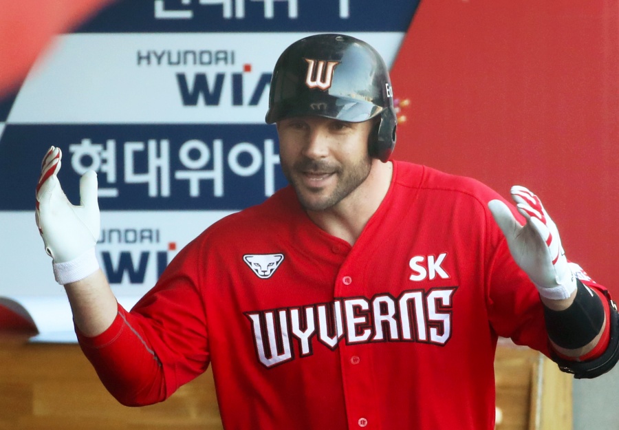 [광주 게임노트] 로맥 맹활약+KIA 수비 자멸… SK, '연장 12회' 위닝시리즈 확정