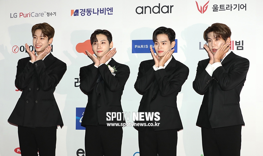 [포토S] AB6IX, 팬들을 향핸 꽃받침