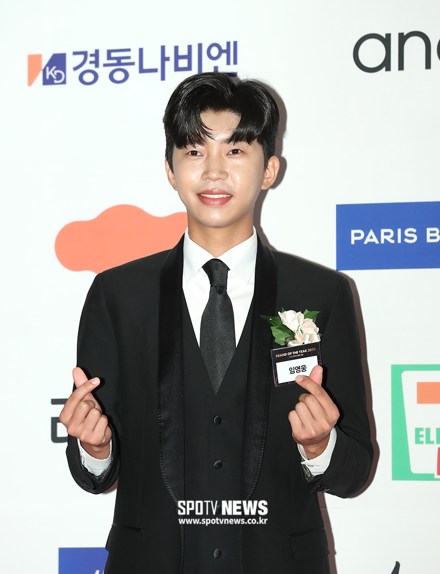 [포토S] 임영웅, 팬들에게 보내는 손하트
