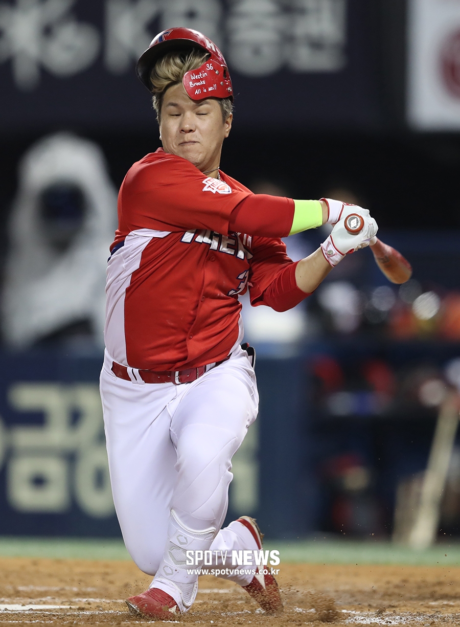 [포토S] 파울 타구에 부상 당하는 KIA 김선빈