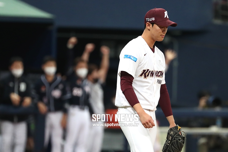 [포토S] 김재환에게 투런포 허용한 안우진