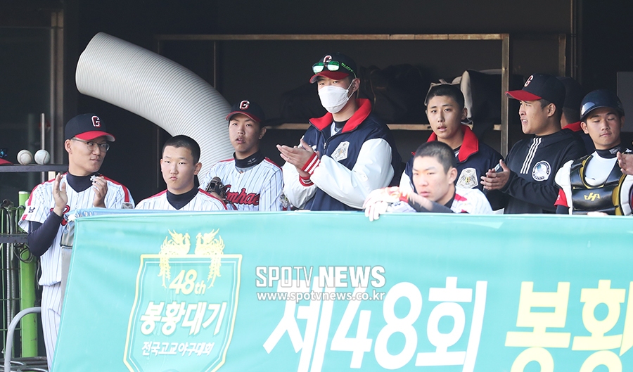 [포토S] '학폭징계' 김유성, 더그아웃에서 응원만