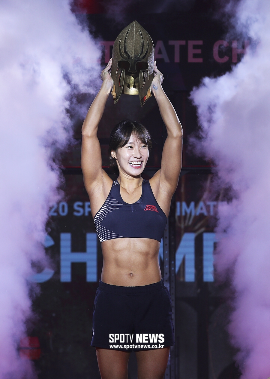 [포토S] 이수현, 트로피 높게 들어올리며!