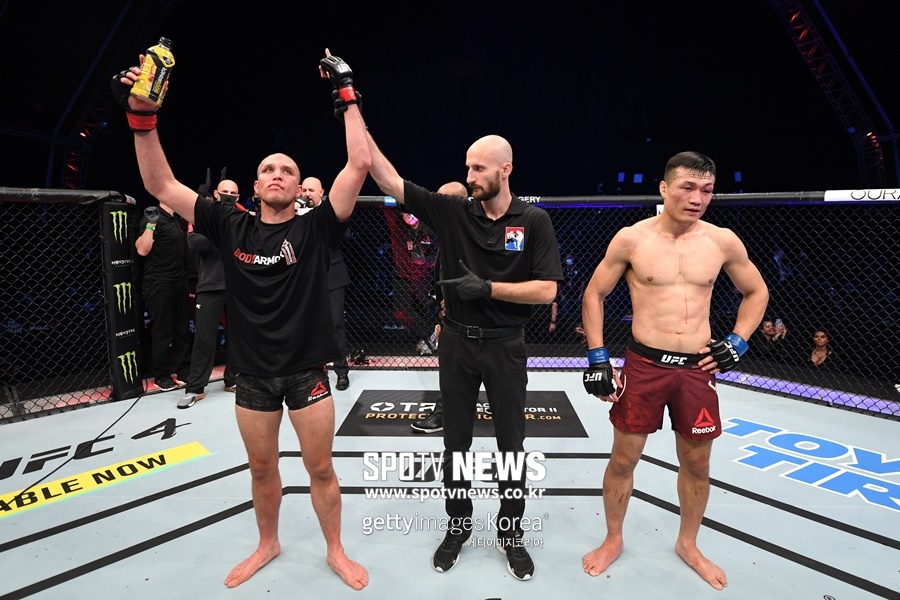 정찬성 오르테가에게 판정패…UFC 타이틀 도전 좌절