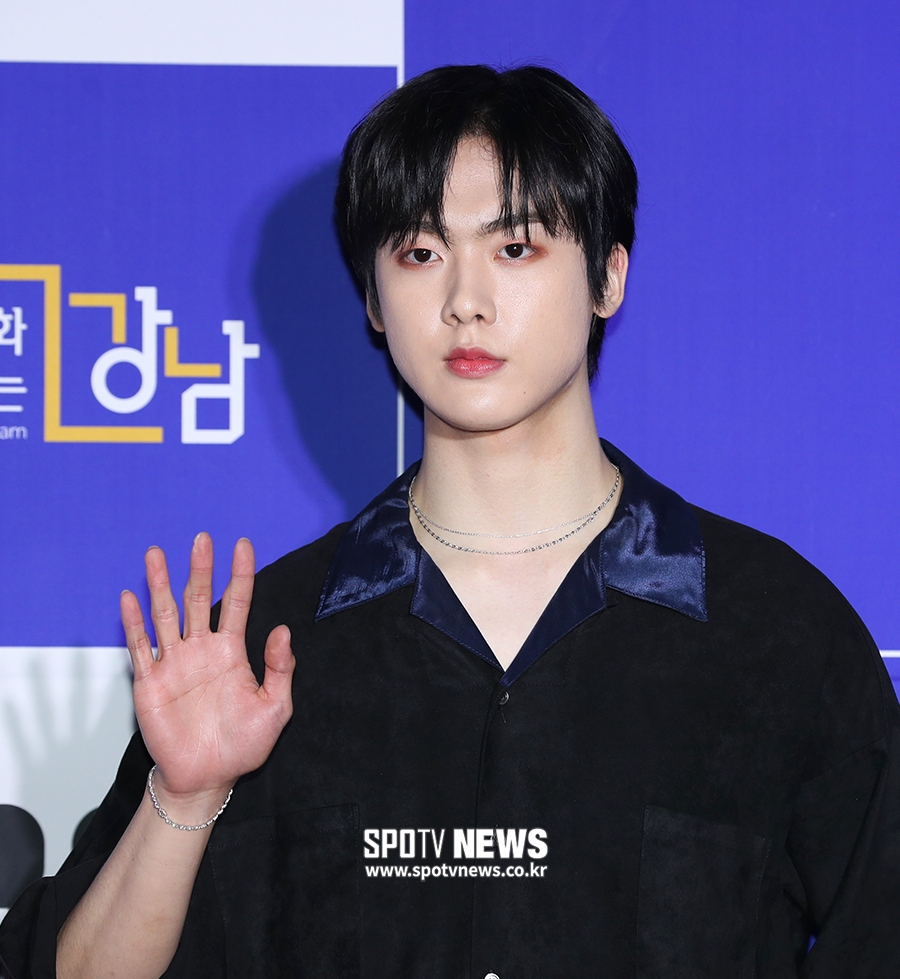 [포토S] 아스트로 윤산하, 백옥 피부